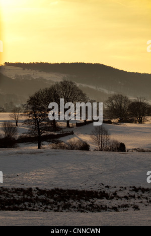 Tramonto su strade coperte di neve paesaggio rurale a Knipefold nel distretto del lago, Cumbria, Wales, Regno Unito Foto Stock