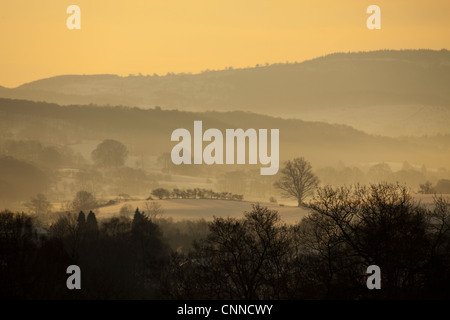 Tramonto su strade coperte di neve paesaggio rurale a Knipefold nel distretto del lago, Cumbria, Wales, Regno Unito Foto Stock