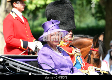London, Regno Unito - 17 Giugno 2006: la Regina Elisabetta II e del Principe Filippo posti a sedere sulla Royal Coach su Queen's Birthday [solo editoriale] Foto Stock