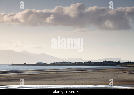 Vista sulla spiaggia di Ardeer verso Saltcoats e l'isola di Arran nel Firth of Clyde sulla costa ovest della Scozia Ayrshire Regno Unito Foto Stock