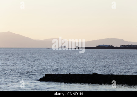 Vista da Ardaer Beach verso Saltcoats e l'isola di Arran nel Firth di Clyde sulla costa occidentale, Nord Ayrshire, Scozia, Regno Unito Foto Stock