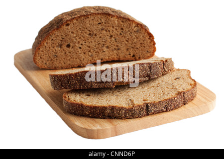 Metà del pane di segale e le fette su un tagliere. Isolato su bianco Foto Stock