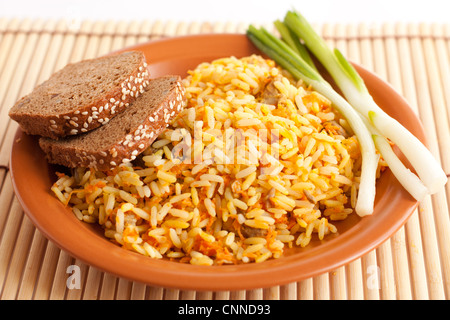 Una sana colazione a base di riso, verdi e il pane di mais. Isolato su bianco Foto Stock