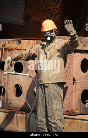 Uomo in chimica tuta di protezione agitando la mano Foto Stock