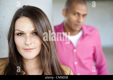 Ritratto di donna con uomo sullo sfondo Foto Stock