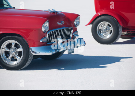 Bonneville Saline bike week retrò degli anni cinquanta car racing in USA, auto parcheggiate su hot sale bianco appartamenti horizon Foto Stock