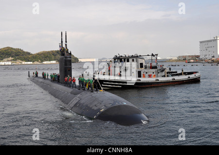 Il sottomarino ad attacco rapido di classe Los Angeles USS Columbus (SSN 762) arriva alle attività della flotta Yokosuka come parte del suo spiegamento nella regione del Pacifico occidentale. Foto Stock