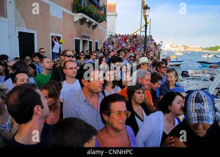 Venezia, Luglio 16th, 2011. La festa del Redentore. La folla attende per attraversare il pontoon bridge. Foto Stock