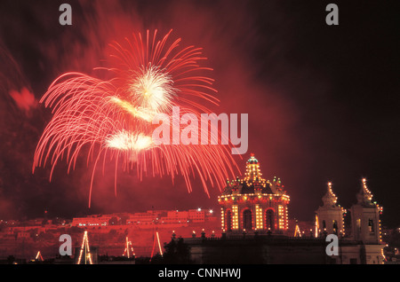 Fuochi d' artificio mostra sono i più visibili e drammatico aspetto della Cattolica sagre che si tengono annualmente in ogni città nelle isole maltesi. Foto Stock