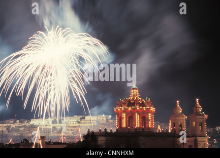 Fuochi d' artificio mostra sono i più visibili e drammatico aspetto della Cattolica sagre che si tengono annualmente in ogni città nelle isole maltesi. Foto Stock