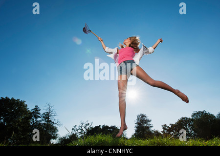 Donna che utilizza butterfly net all'aperto Foto Stock