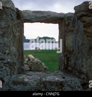 Vista attraverso il vecchio telaio della finestra del cottage abbandonati,Village baia su Hirta, St Kilda, Ebridi, Scotalnd. Foto Stock