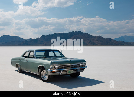 Bonneville Saline bike week retrò car racing in USA, auto parcheggiate su hot sale bianco appartamenti orizzonte con il cielo blu Foto Stock