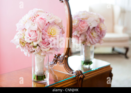 Bouquet di nozze nella parte anteriore dello specchio, Ontario, Canada Foto Stock