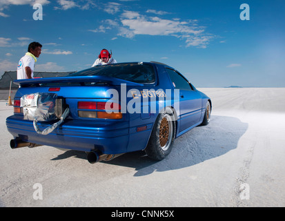 Bonneville Saline bike week motore retrò bike racing in USA, blu giapponese drag race car auto parcheggiate sul sale bianco appartamenti Foto Stock