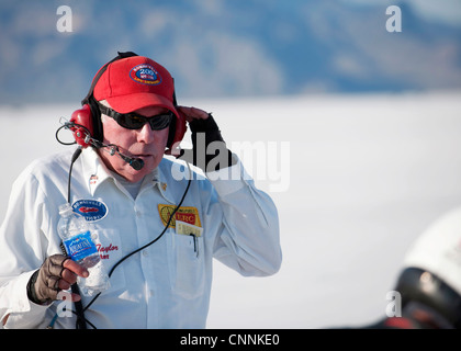 Il vecchio maresciallo di gara in Red Hat e cuffie Bonneville speed week saline Foto Stock