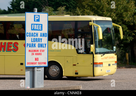 Firmare in un pullman e camion park in Inghilterra. Foto Stock