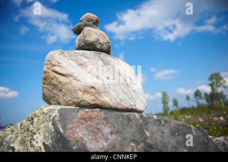 Ragazzo di rocce di impilamento all'aperto Foto Stock