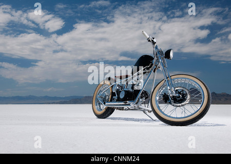 Bonneville Saline bike week motore retrò bike racing negli Stati Uniti, la moto parcheggiata sul sale bianco appartamenti Foto Stock