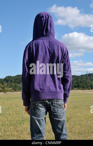 Backview del Ragazzo che guarda al campo, Blandas, Gard, Francia Foto Stock