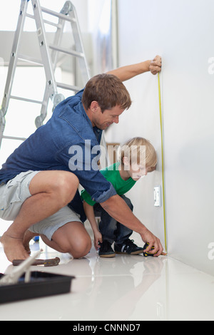 Padre e figlio parete di misurazione Foto Stock