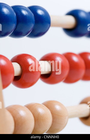 Vista macro di un bambino colorato Abacus giocattolo. Foto Stock