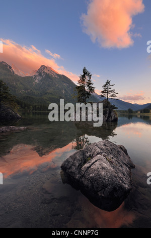 Il lago Hintersee e Hochkalter al tramonto, Ramsau, Berchtesgaden, Berchtesgadener Land, sulle Alpi di Berchtesgaden, Alta Baviera, Germania Foto Stock