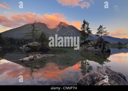 Il lago Hintersee e Hochkalter al tramonto, Ramsau, Berchtesgaden, Berchtesgadener Land, sulle Alpi di Berchtesgaden, Alta Baviera, Germania Foto Stock