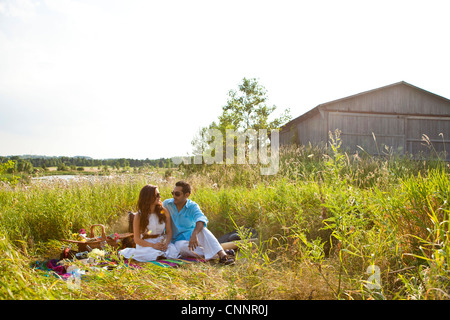 Giovane avente Picnic, Unionville, Ontario, Canada Foto Stock