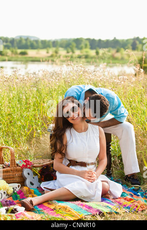 Giovane avente Picnic, Unionville, Ontario, Canada Foto Stock