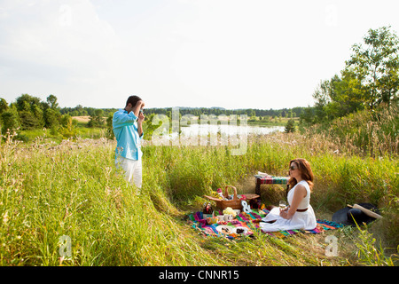 Giovane avente Picnic, Unionville, Ontario, Canada Foto Stock