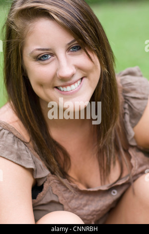 Close-up Ritratto di ragazza adolescente all'aperto Foto Stock