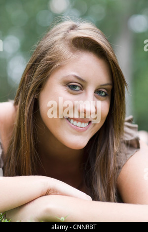 Close-up Ritratto di ragazza adolescente all'aperto Foto Stock