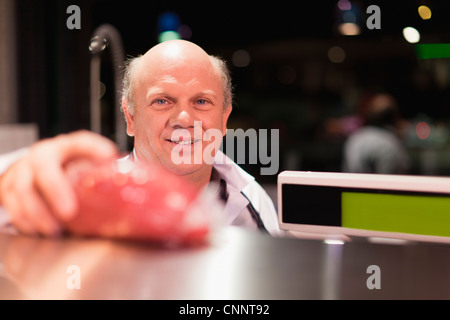 Macelleria carne di pesatura Foto Stock