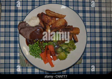 Arrosto di manzo a cena a casa cotta su piastra su tavola Foto Stock