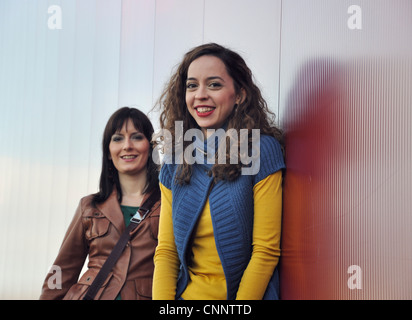 Ritratto di due giovani donne all'aperto Foto Stock