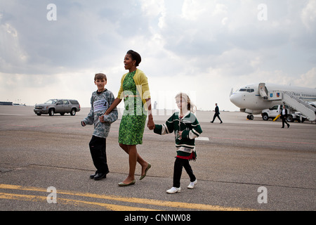 La First Lady Michelle Obama passeggiate attraverso la pista di atterraggio con Megan Soukup, 9, e Giuseppe Hudella, 10, i partecipanti nel difendere la linea blu programma come si prepara a salutare le famiglie militari a Minneapolis-St. Paul International Airport Marzo 16, 2012 a Minneapolis, MN. Foto Stock