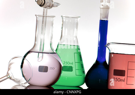 Forefront di un laboratorio beute contenenti vivacemente liquido colorato Foto Stock