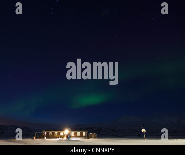 Edificio di Lit nel campo nevoso Foto Stock