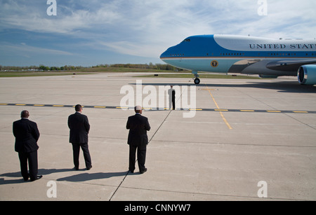 Detroit, Michigan - personale di sicurezza stand guarda come presidente Barack Obama arriva a Detroit Metro Airport on Air Force 1. Foto Stock