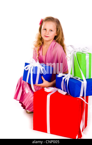 Bambina con confezioni regalo isolato su bianco Foto Stock