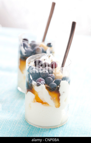 Close-up di yogurt greco con miele e mirtilli Foto Stock