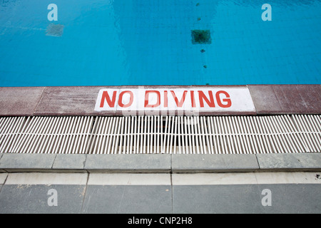 Nessun segno di immersioni sul bordo di una piscina. Foto Stock