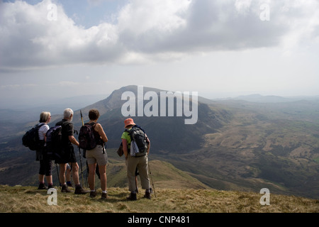 Walkers sul crinale Nantlle guardando verso Moel Hebog in Snowdonia nel Galles del Nord Foto Stock