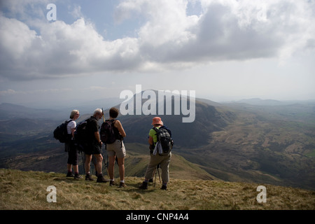 Walkers sul crinale Nantlle guardando verso Moel Hebog in Snowdonia nel Galles del Nord Foto Stock