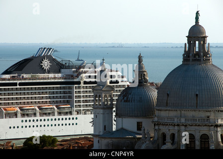 MSC Musica crociera passa dietro il tetto a cupola di Santa Maria della Salute, Venezia. Foto Stock