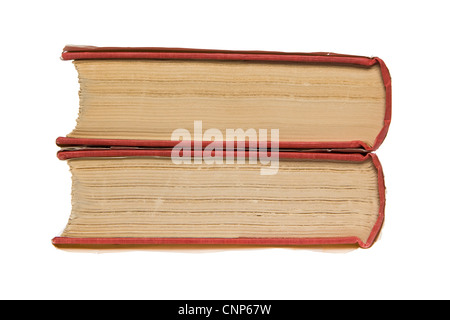 Bordo inferiore Visualizza pagina di bordi di due vecchi e usurati, chiuso i libri a copertina rigida con sgrossata ingiallito pagine, coperchi di colore rosso Foto Stock