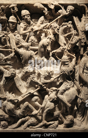 Battaglia tra i Romani e i tedeschi. Sarcofago di Portonaccio nel Museo Nazionale Romano in Roma, Italia. Foto Stock