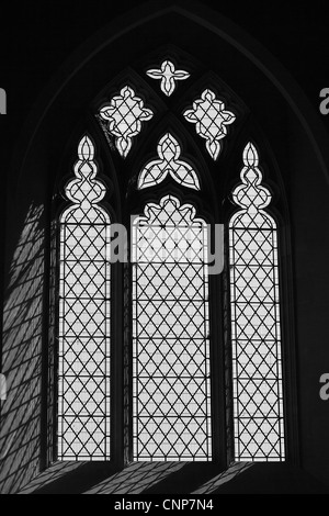 Nella finestra St Giles Church, Imber, Salisbury Plain, Wiltshire, Regno Unito. Accessibile solo a pochi giorni l'anno. Foto Stock