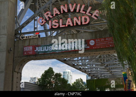 Insegna al neon ad ingresso a Granville Island, Vancouver, British Columbia Foto Stock